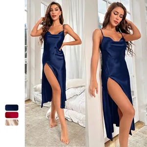 Nuisette en satin bleu marine avec fines bretelles et fente latérale haute élégante