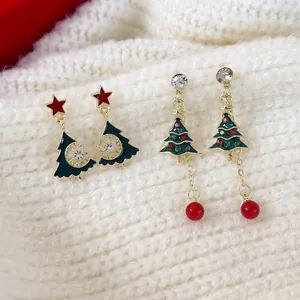 Ohrstecker Weihnachtsbaum mit grünen Bäumen und roten Perlen auf weißem Strickstoff