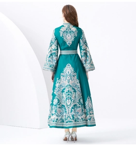 Vue arrière d'une robe maxi bleu canard à motifs baroques blancs et manches évasées