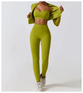 Détail d'une veste de sport cintrée à fermeture éclair et d'un legging yoga vert