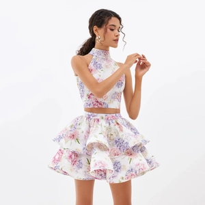 Détail du haut court dos nu fleuri et de la mini-jupe à volants étagés de style été
