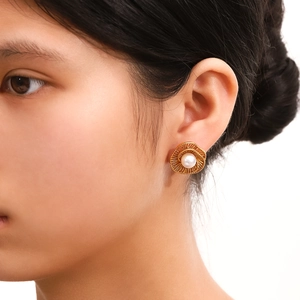 Boucles d'oreilles fleurs dorées vintage avec perle blanche et texture radiale chic