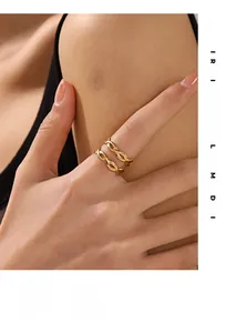 Détail d'une bague double couche torsadée plaquée or 18 carats portée par un mannequin
