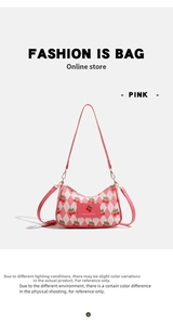 Détail du sac cerise rose avec motif matelassé et bandoulière griffée Urban Revivo
