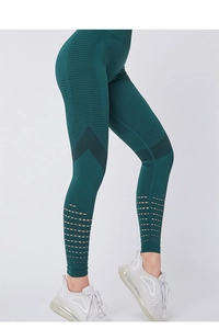Dettaglio dei pantaloni da yoga senza cuciture a vita alta con design traforato laser