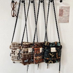 Sélection de quatre petits sacs bandoulière en peluche aux motifs zèbre, vache et ethnique