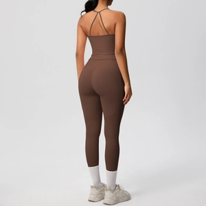 Détail du haut de yoga dos croisé et legging taille haute en ensemble de sport marron