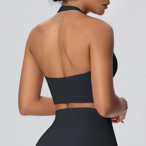 Dettaglio del reggiseno yoga nero all'americana con schiena scoperta e leggings a vita alta