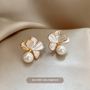 Vue détaillée des boucles d'oreilles fleurs et perles avec dimensions sur soie