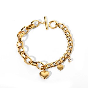 Gros plan d'un bracelet à grosse chaîne plaqué or 18 carats avec pendentif coeur et fermoir
