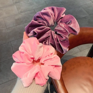 Set van grote fluwelen haarscrunchies in paars en roze met een zachte metallic glans