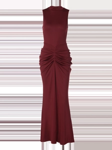 Detailansicht in Burgund: Ärmelloses Kleid mit geraffter Taille und Schlitz hinten