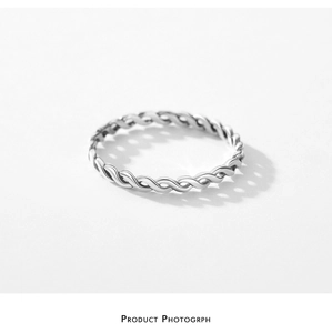 Makroaufnahme des silbernen gedrehten Ringes mit feiner geflochtener Textur und Design