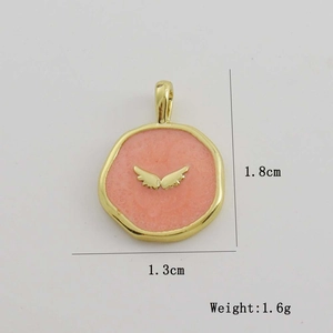 Vista dettagliata del ciondolo rotondo rosa con ali d'oro, misura 1,8cm per 1,3cm