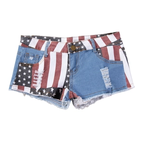 Dettaglio degli shorts in denim bandiera americana con bordi sfrangiati e strappi