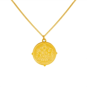 Collier en acier titane doré avec pendentif circulaire et relief de blason royal