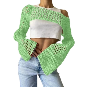Maglione in maglia crochet verde erba con maniche svasate e scollo a barchetta elegante