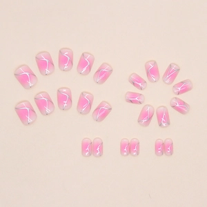 Faux ongles courts carrés dégradé rose avec lignes fluides abstraites argentées