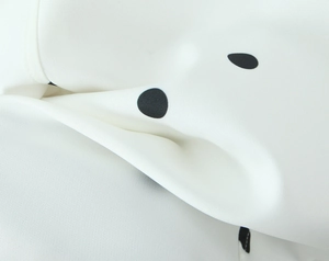 Gros plan sur tissu blanc à pois noirs montrant les détails de la texture tissée