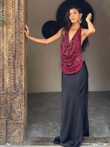 Ensemble élégant haut dos nu à paillettes rouge vin et jupe longue en satin noir chic