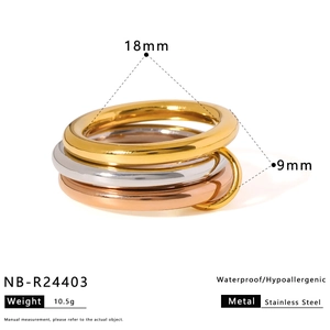 Detail of three-tone interlocking stainless steel ring with dimensions and 10.5g weight
