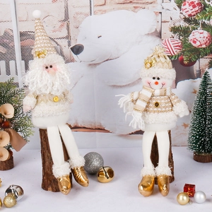 Figurines de Père Noël et bonhomme de neige en crème et or champagne sur socle