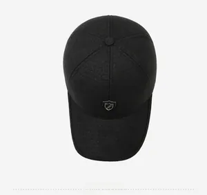 Vue de dessus d'une casquette de baseball noire d'hiver avec emblème en forme de bouclier