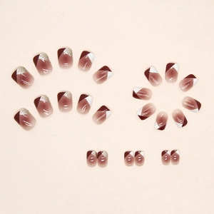 Faux ongles minimalistes dégradé bordeaux avec paillettes argentées et motifs géométriques
