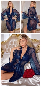 Détail d'un peignoir en dentelle florale bleu foncé avec bordure cil et lingerie assortie