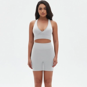Dettaglio degli shorts senza cuciture a vita alta e del reggiseno a incrocio grigio