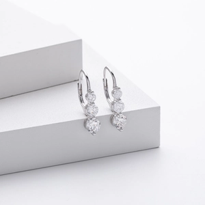 Détail des boucles d'oreilles pendantes en argent s925 avec trois oxydes de zirconium