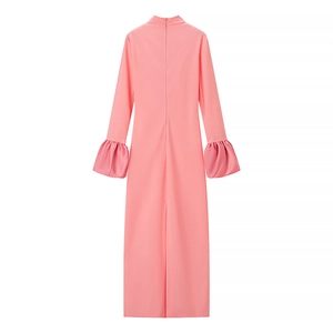 Détail du dos de la robe longue moulante rose avec fermeture éclair et poignets à volants