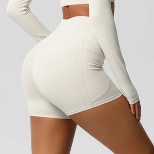 Vue détaillée du short de yoga blanc cassé à taille haute avec poches latérales et coutures
