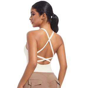 Détail des bretelles croisées et du dos ouvert sur ce soutien-gorge de sport crème