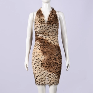 Détail de la robe dos nu sexy à imprimé léopard avec texture douce en fausse fourrure