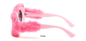 Vue latérale de lunettes de soleil ovales roses à texture pelucheuse en fausse fourrure