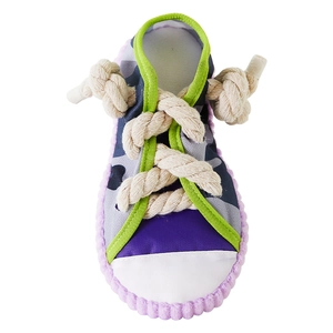 Giocattolo sonoro per cani a forma di sneaker con corde in cotone per masticare e giocare