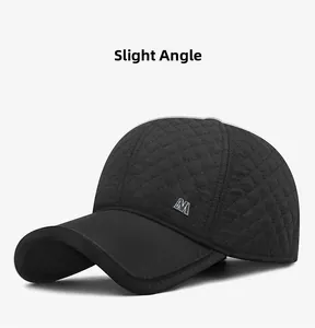 Vista laterale del cappello da baseball trapuntato nero con motivo a rombi e logo M