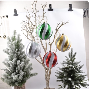 Detail of 15cm Christmas balls with spiral glitter in red, green, gold and silver