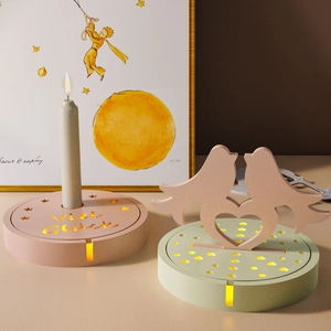 Vue détaillée du bougeoir lumineux avec texte Viel Glück et décor d'oiseaux
