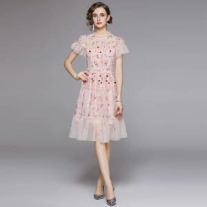 Robe rose en tulle à manches courtes avec broderie florale et ourlet à volants