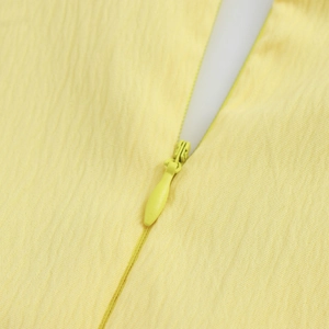 Abito giallo senza maniche con dettaglio cut-out, tessuto testurizzato e cerniera invisibile