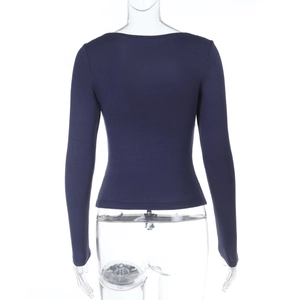 Détail du dos du haut en tricot bleu marine à manches longues et coupe ajustée sur un mannequin