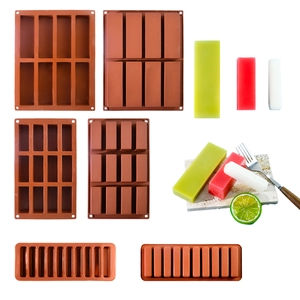 Roodbruine lange siliconen bakvormen voor koekjes, chocolade en ijsstokjes in strips