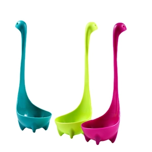 Loch Ness monster soeplepels in blauwgroen, limoen en magenta staand op vier poten