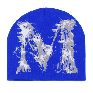 Détail du bonnet en tricot bleu avec motif jacquard M gris de style pixelisé