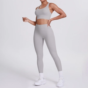 Détail du legging de yoga taille haute et du soutien-gorge de sport en tissu gris colombe