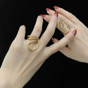 Makroaufnahme minimalistischer vergoldeter mehrlagiger offener Ring mit Zirkonia-Steinen