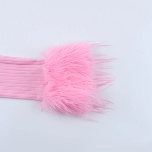Détail de manches en maille rose avec bordure luxueuse en plumes d'autruche aux poignets