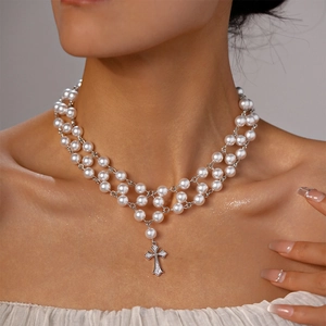 Collier de perles à trois rangs avec pendentif croix en zircone pour un look vintage chic